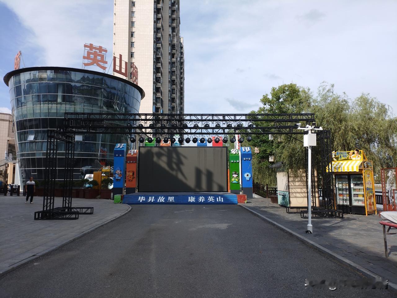 抛开钱不谈，现在人最缺什么？

缺的不是房子，是推门有人应的那一声“回来啦”。