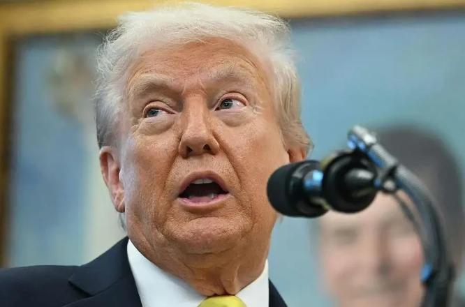 毛主席早就说过：美国是只纸老虎，一戳就穿。这次扣押中国货轮的同时，却放走了俄罗斯