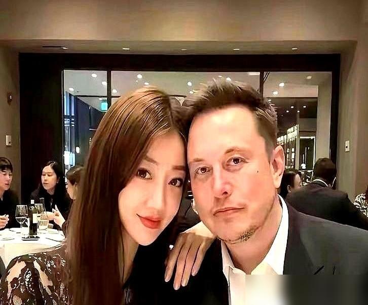 我算是看明白了，马斯克哪儿是在谈恋爱啊。

他身边的女伴换得比发布会还勤，个个漂