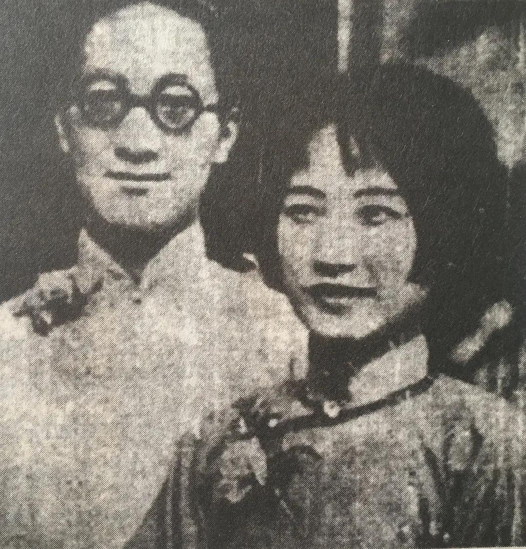 徐志摩下葬30多年后，他的墓碑被破坏，尸骨也荡然无存，现在他的墓里放着什么
你知