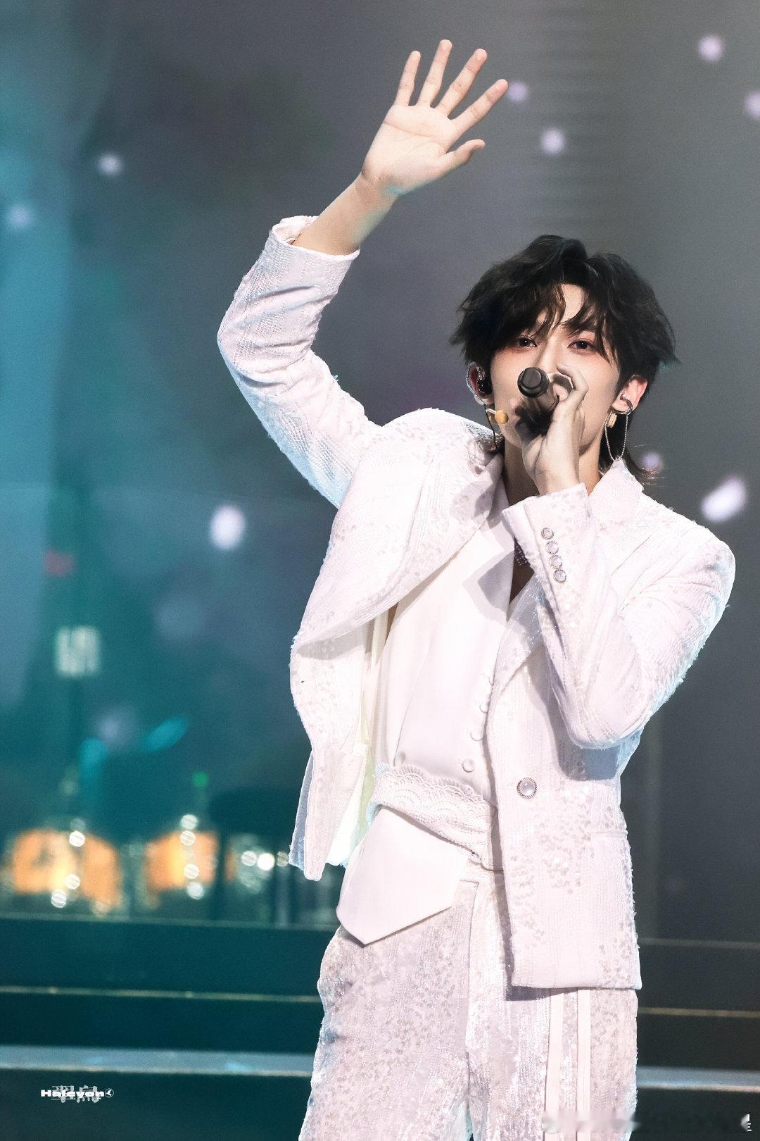 余宇涵第一次告白现场舞台  太好听了吧循环播放 