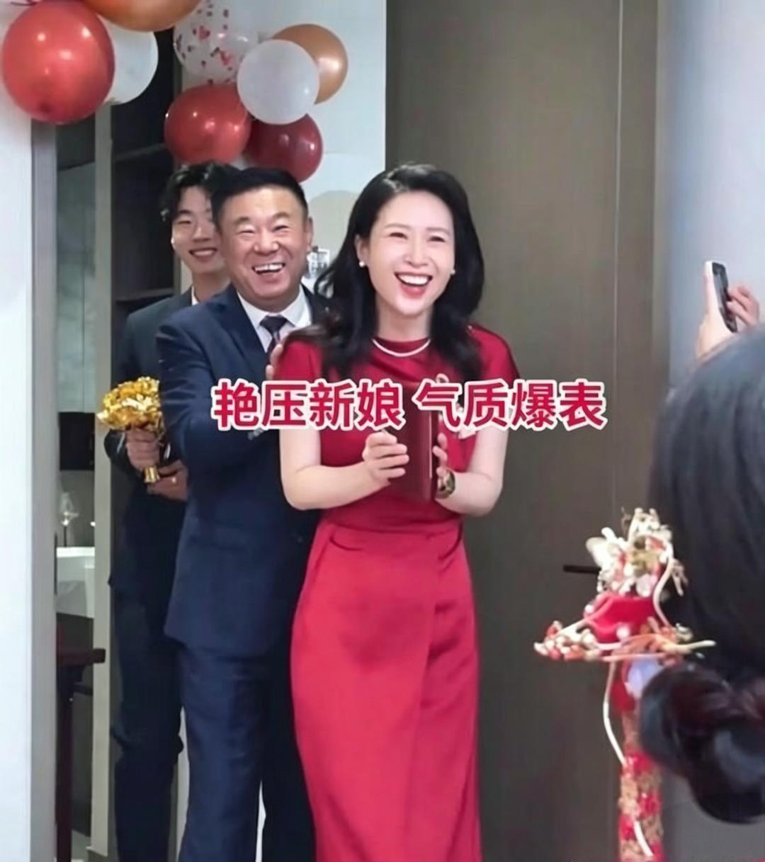 有个这么年轻漂亮的婆婆，新娘应该高兴坏了吧。既能当闺蜜，还能给看孩子，实在太幸福