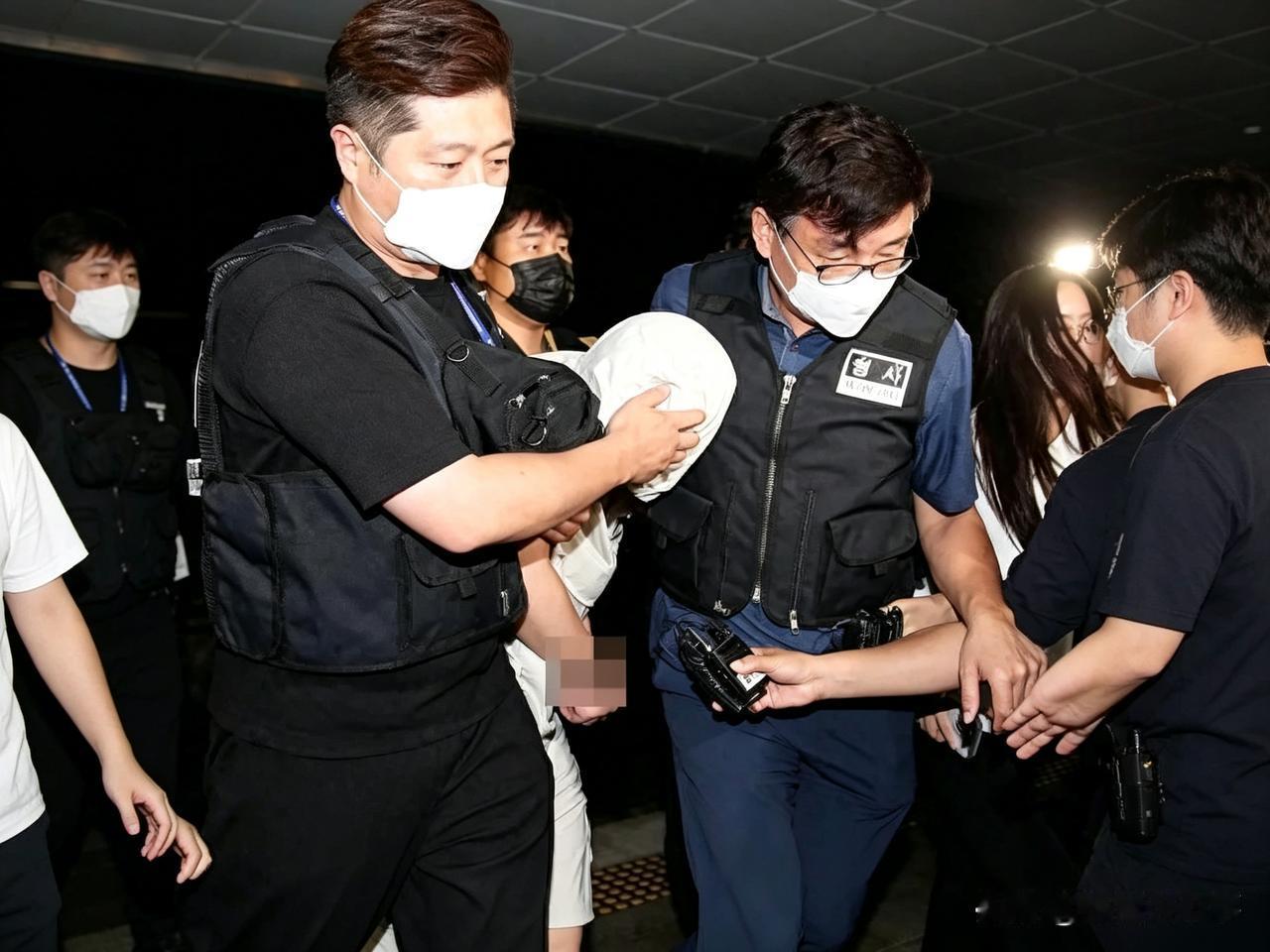 文文已经被害了，再去深究她跟嫌疑人郑某的关系，意义不大吧！

现在郑某说什么都是