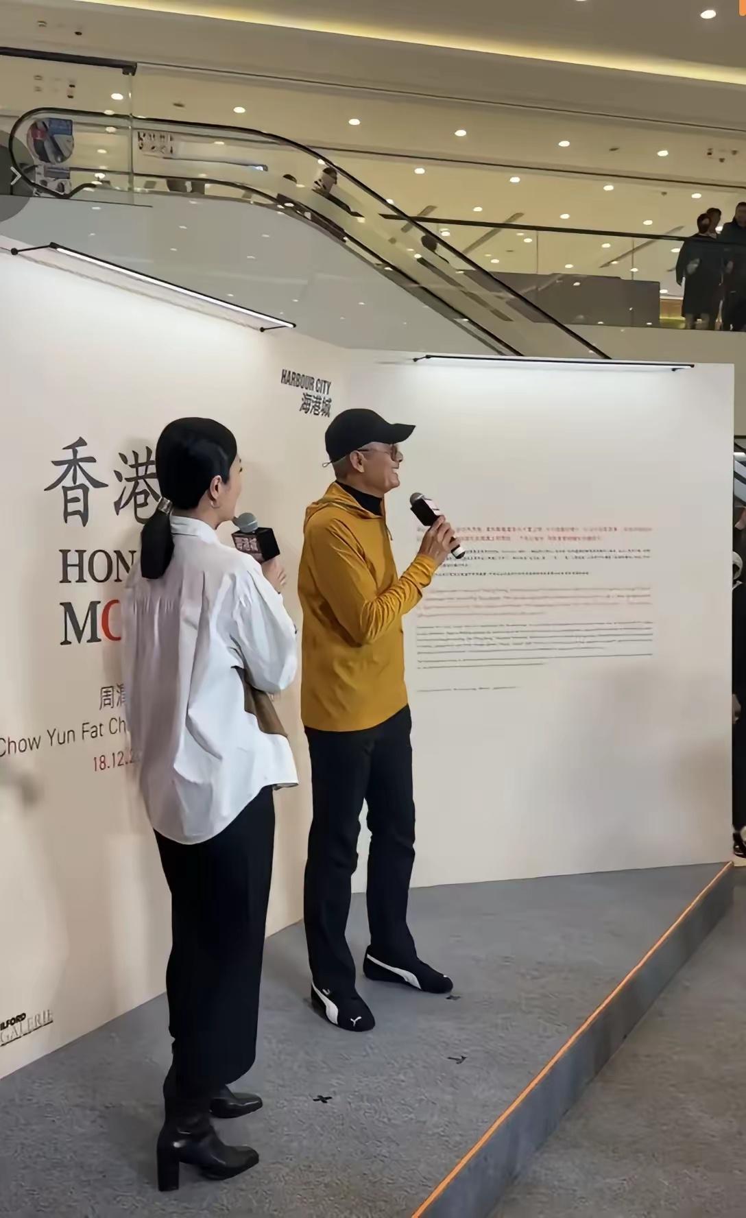 周润发傲人身高，气度不凡，绝对有一米八以上。黄晓谢也说他有一米八，目测周润发比他
