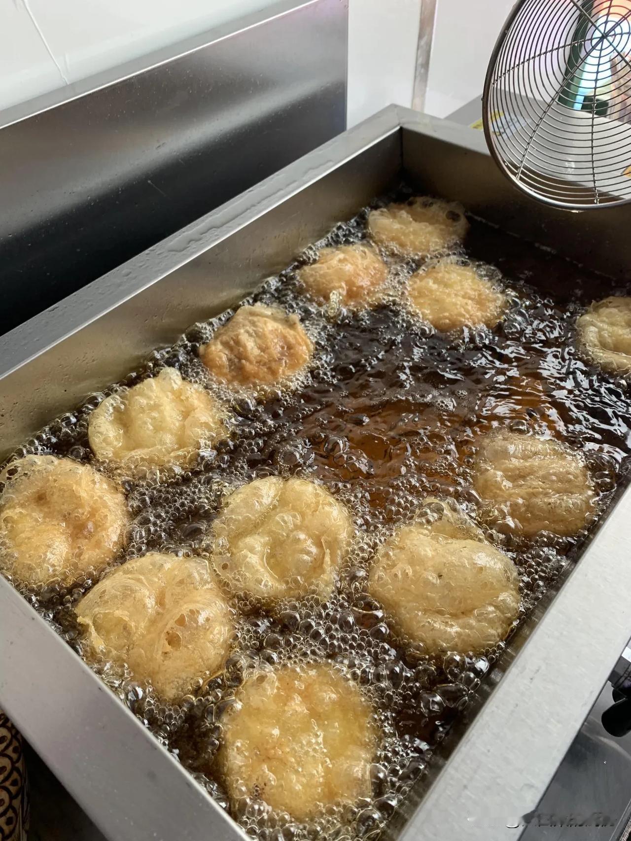 你喜欢啥馅的❓新疆糕点味道真的很绝呀，谁懂这一口的好吃程度啊！真的不敢想象这有多