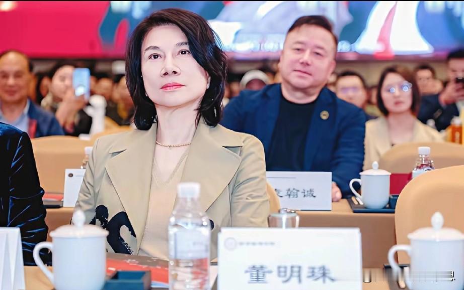 北京某卖场一套空调的箱体上印刷了“全铜管”的字样，并贴上二维码，扫一下能显示出铝