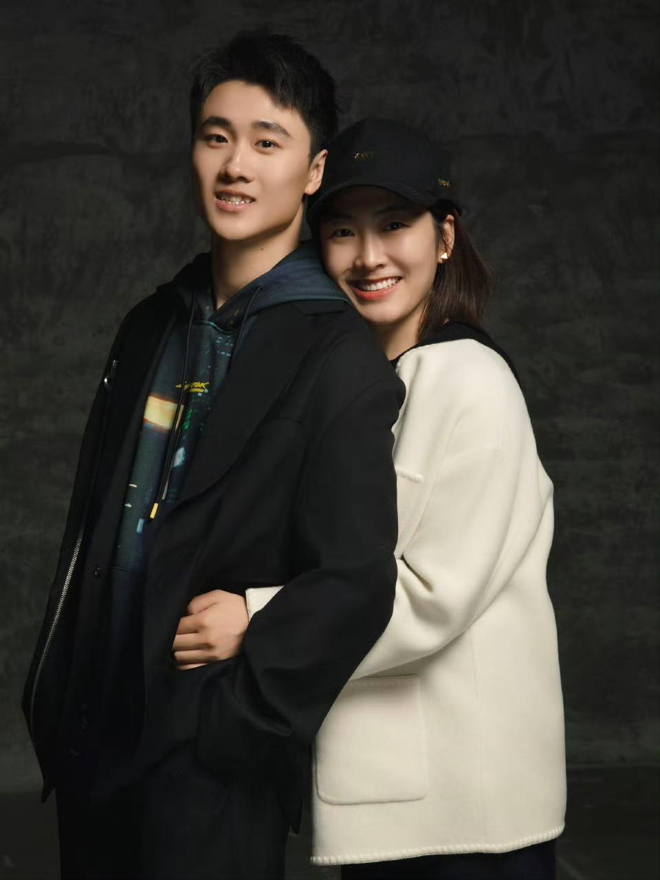 有人说，干工地、搬砖最丢人，穿得脏、赚得少，说出去都没面子。
我就想问一句：靠自