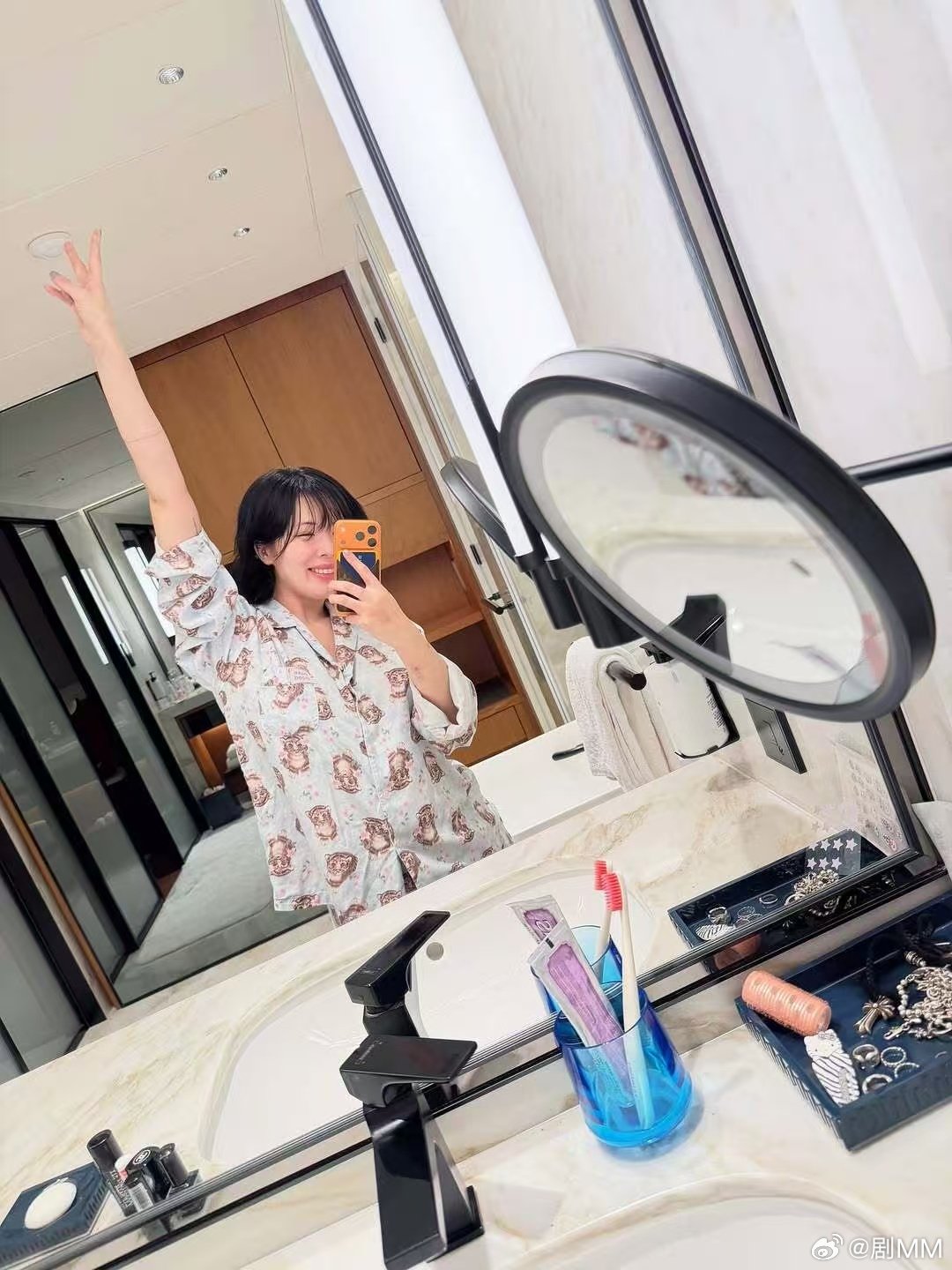 泫雅晒对镜比耶自拍泫雅晒对镜比耶自拍，欧尼欧尼美美爱爱亲亲泫雅ins更新自拍 ​