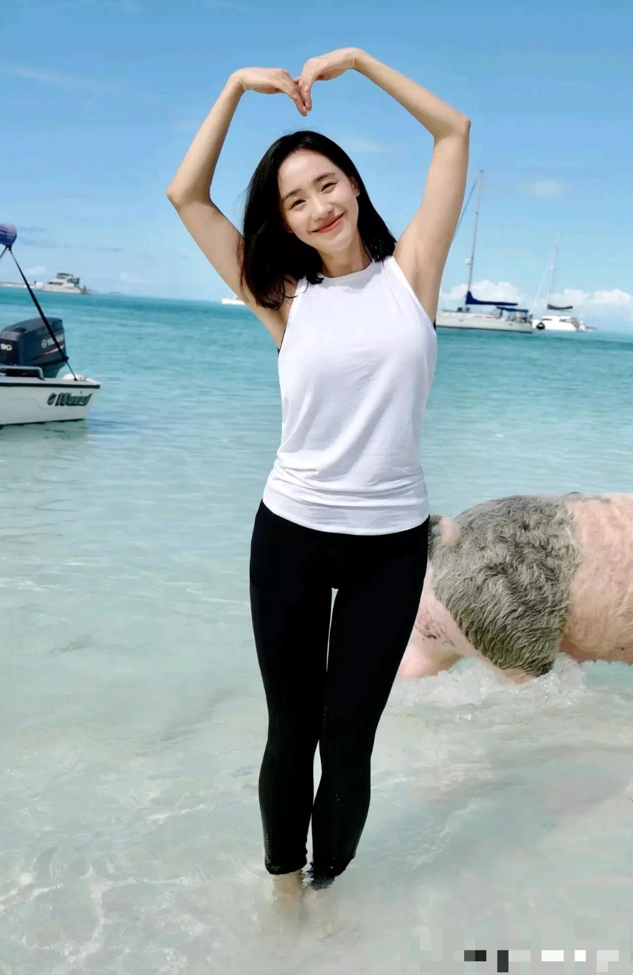 还是喜欢看王智穿泳装
尤其是在《夏洛特烦恼》中从泳池中甩头发的那一刻
让人久久无