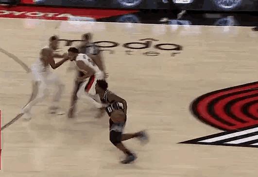 开拓者捡到宝了！杨瀚森证明自己！
今日NBA季前赛，在开拓者与国王队比赛第三节，