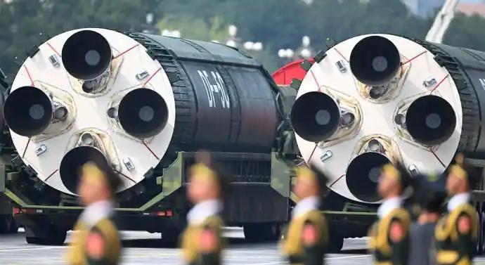 四十年经济爬坡，

改革在暗处干活，

开放在明处露脸。

它不是靠运气，也不是