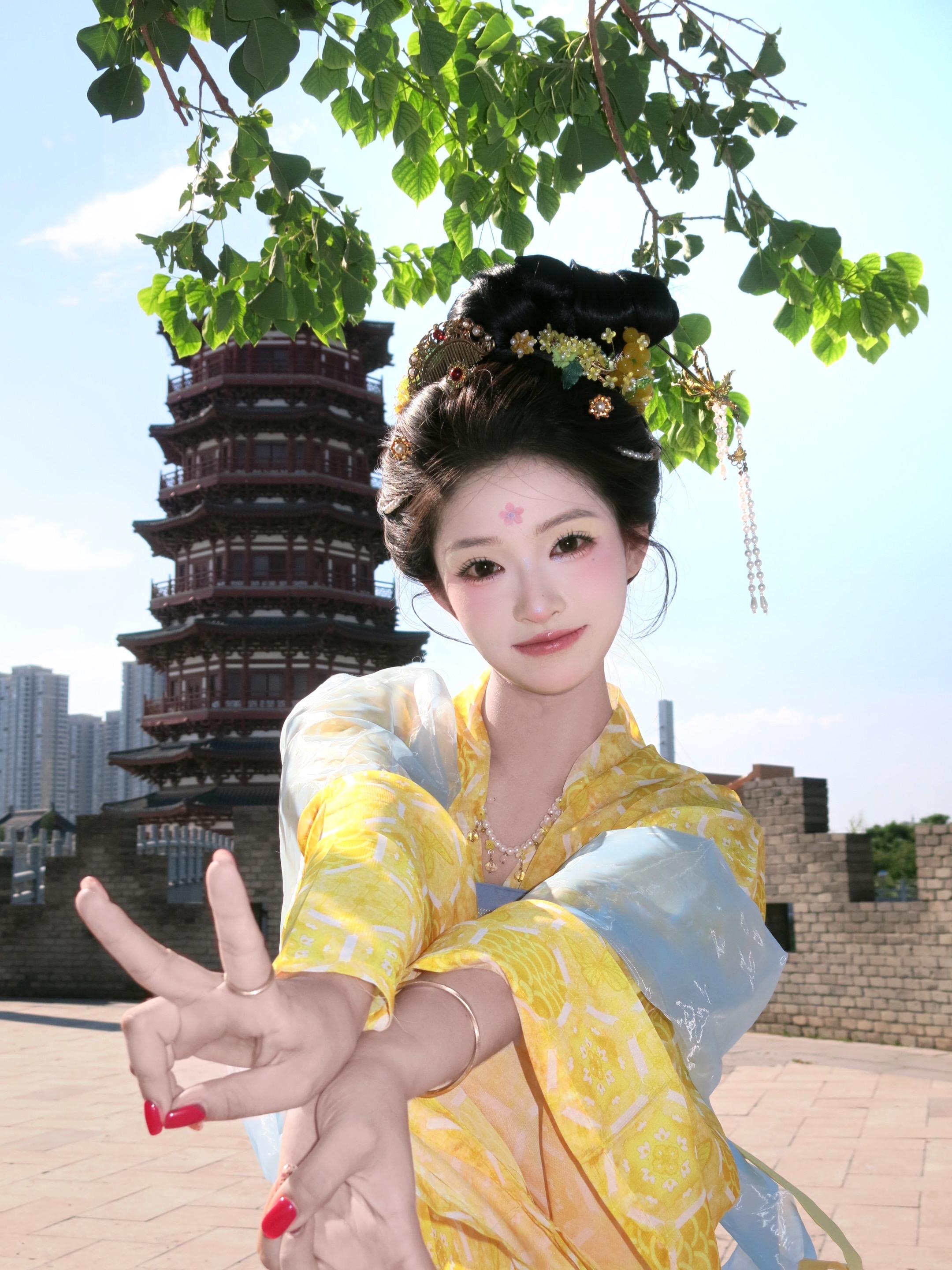“袅娜少女羞岁月无忧愁”