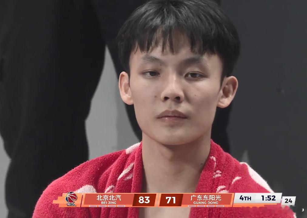 为什么不上徐杰  诚然，杜锋指导在战术体系和用人思路上有自己的风格，但说广东男篮