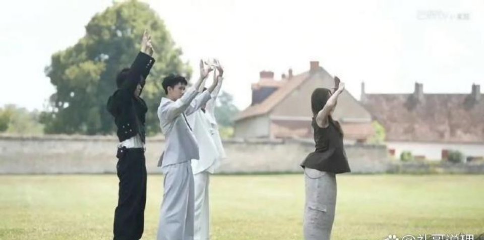 金晨这裤子[允悲]  充气的? ​​​