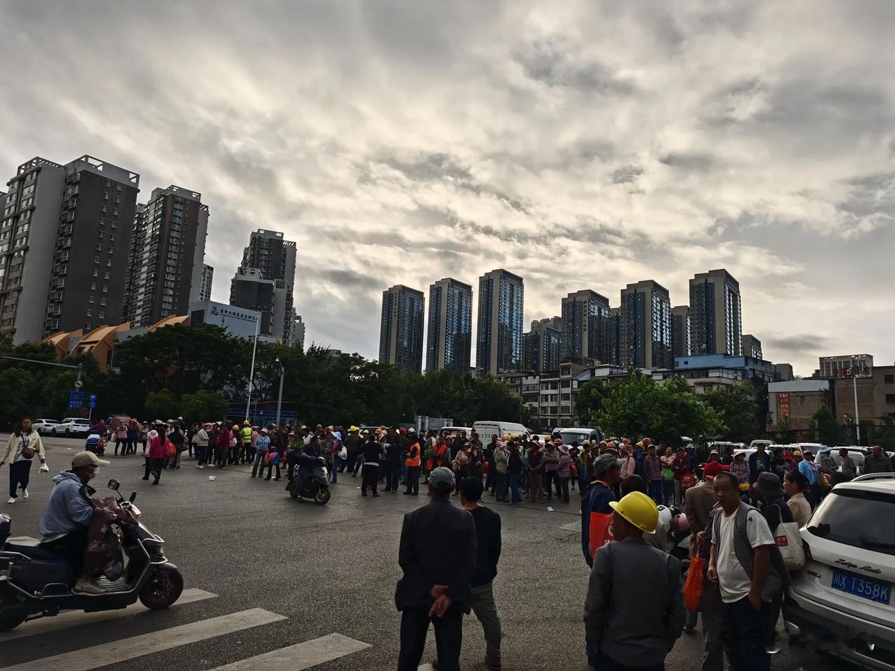 这里，每天的此时此刻，都已聚集了数百人，等待雇主。但愿，他们都能遇见雇主。