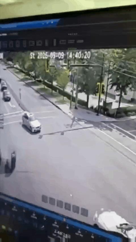 😳🇨🇦这才叫真正的运气……

不，这绝不是好莱坞新大片里的特技镜头；也不是