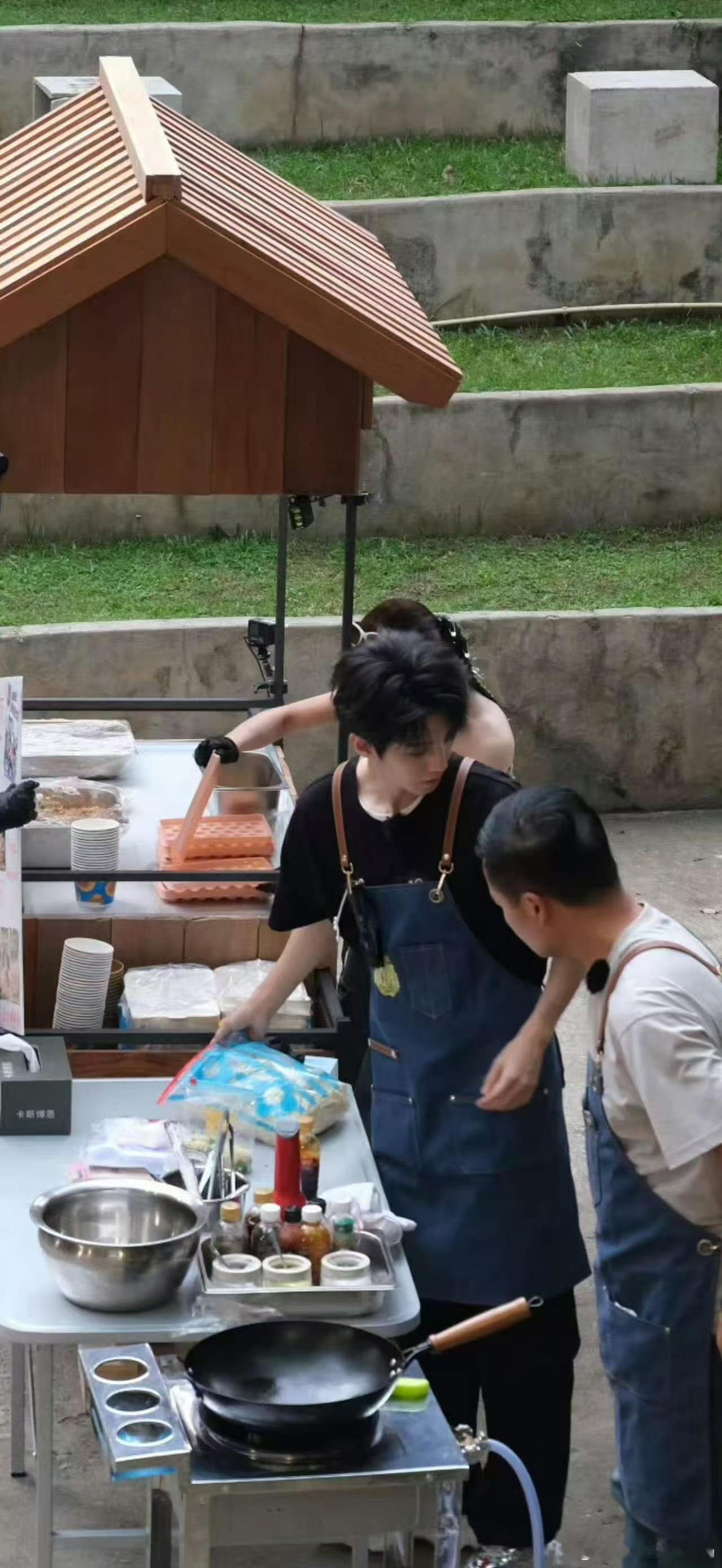 家乡美食大赛厨师撞脸王俊凯 后厨版王俊凯已就位！颠勺、调味、起锅一气呵成，侧脸那