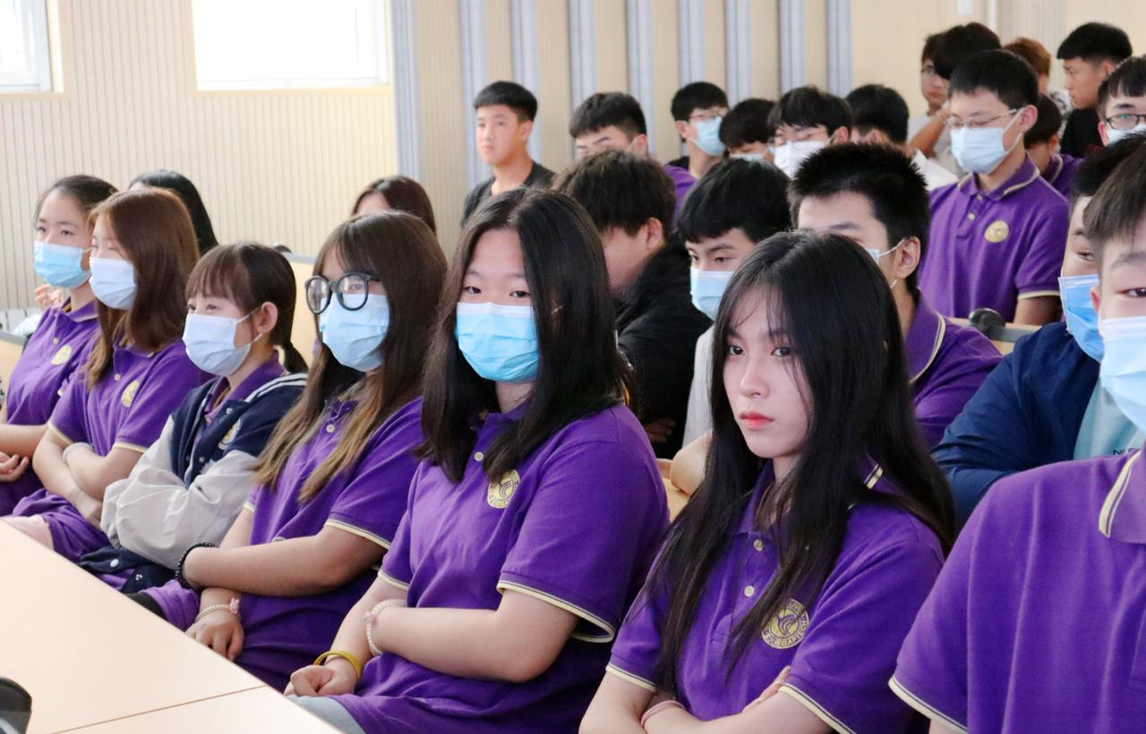 北大博士未必会换灯丝，技校小伙五分钟搞定。
 
9月24日，河南化工技师学院教师