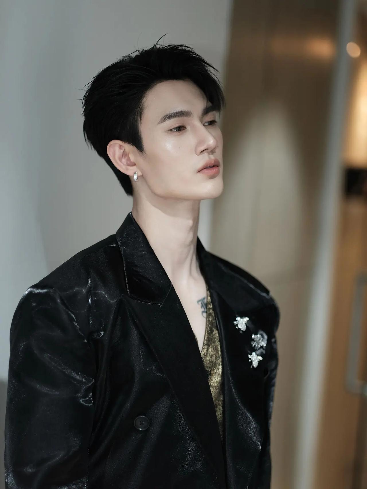 Pavel 8.8微博之夜泰国站。今天的造型大美人来着😍太帅了～pavelph
