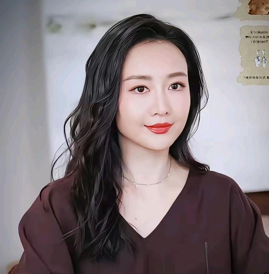 生完孩子的王鸥在公开活动时说自己是单身，这孩子都生了，现在是单身，不得不说这娱乐