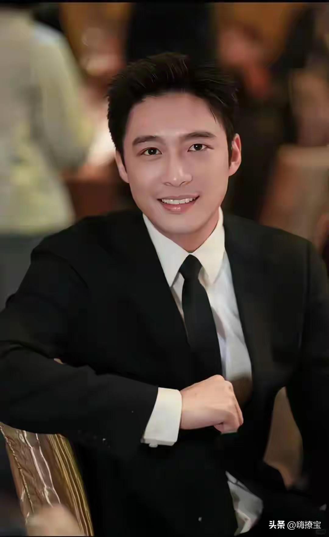 霍家这波瓜根本吃不完[微笑]
原本是冲着霍启山和娜然的瓜去的
莫名被霍家老二的颜