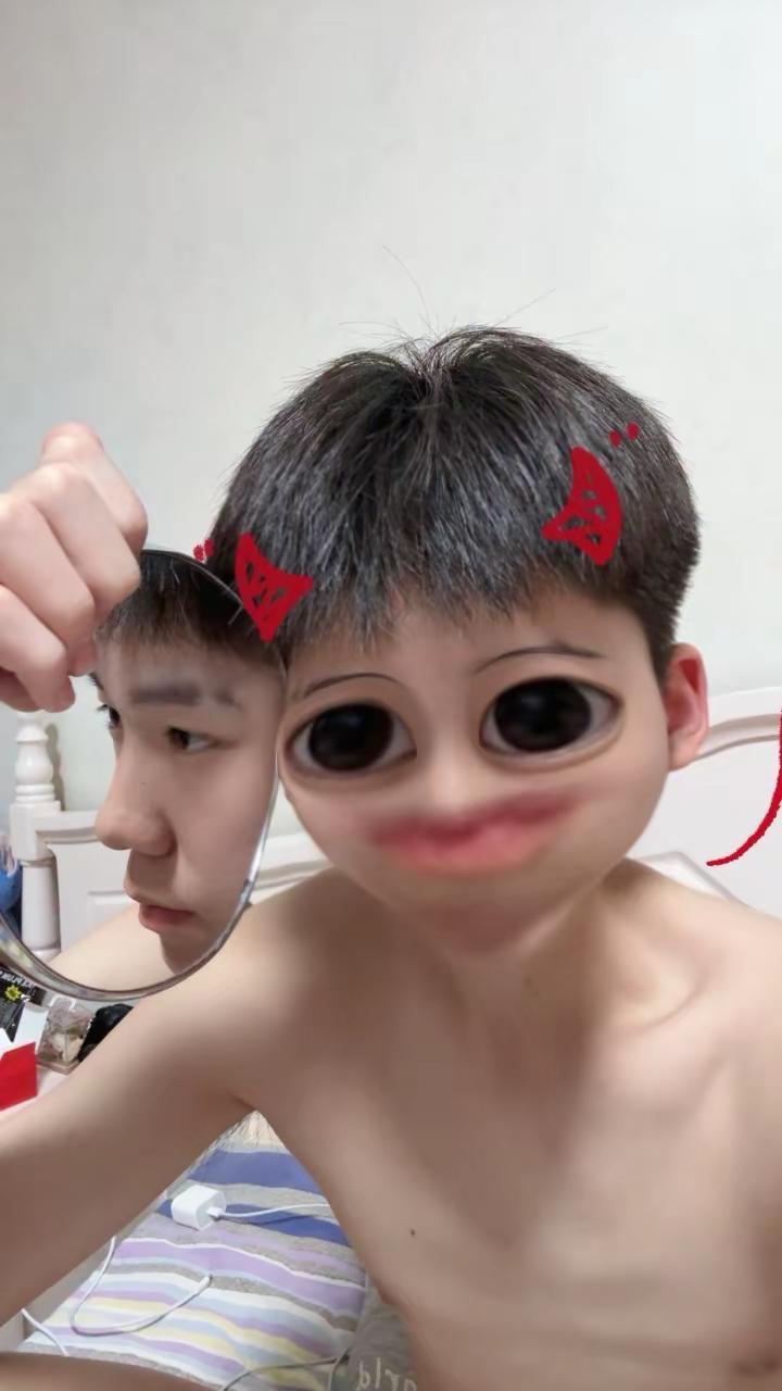 就算有什么痛苦 眼泪也得从我高鼻梁流下来。哥俩共用一张脸 蓝仁