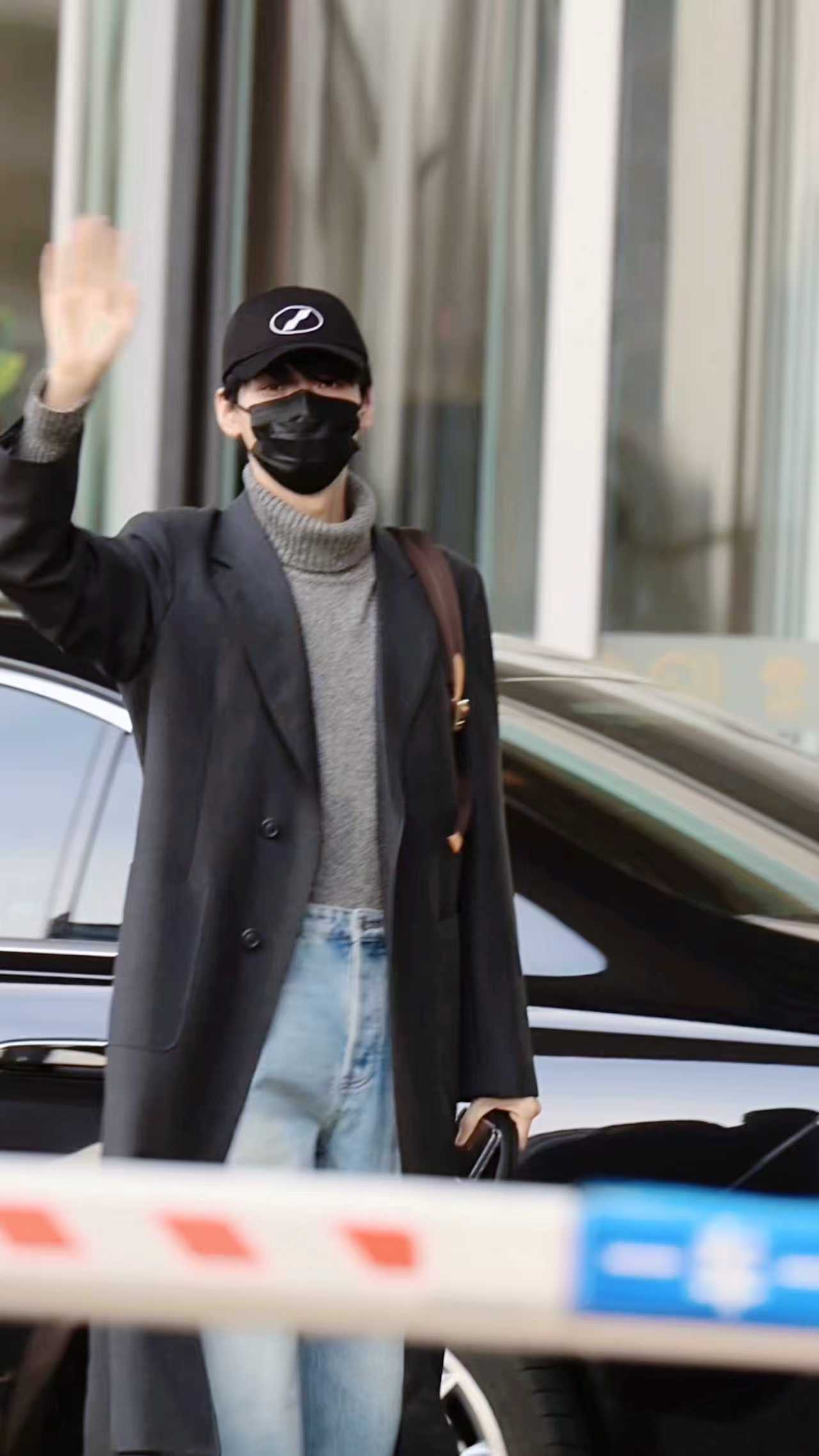 龚俊出发进组凤舞九天  龚俊出发进组《凤舞九天》灰色大衣造型好帅气呀，俊俊一切顺