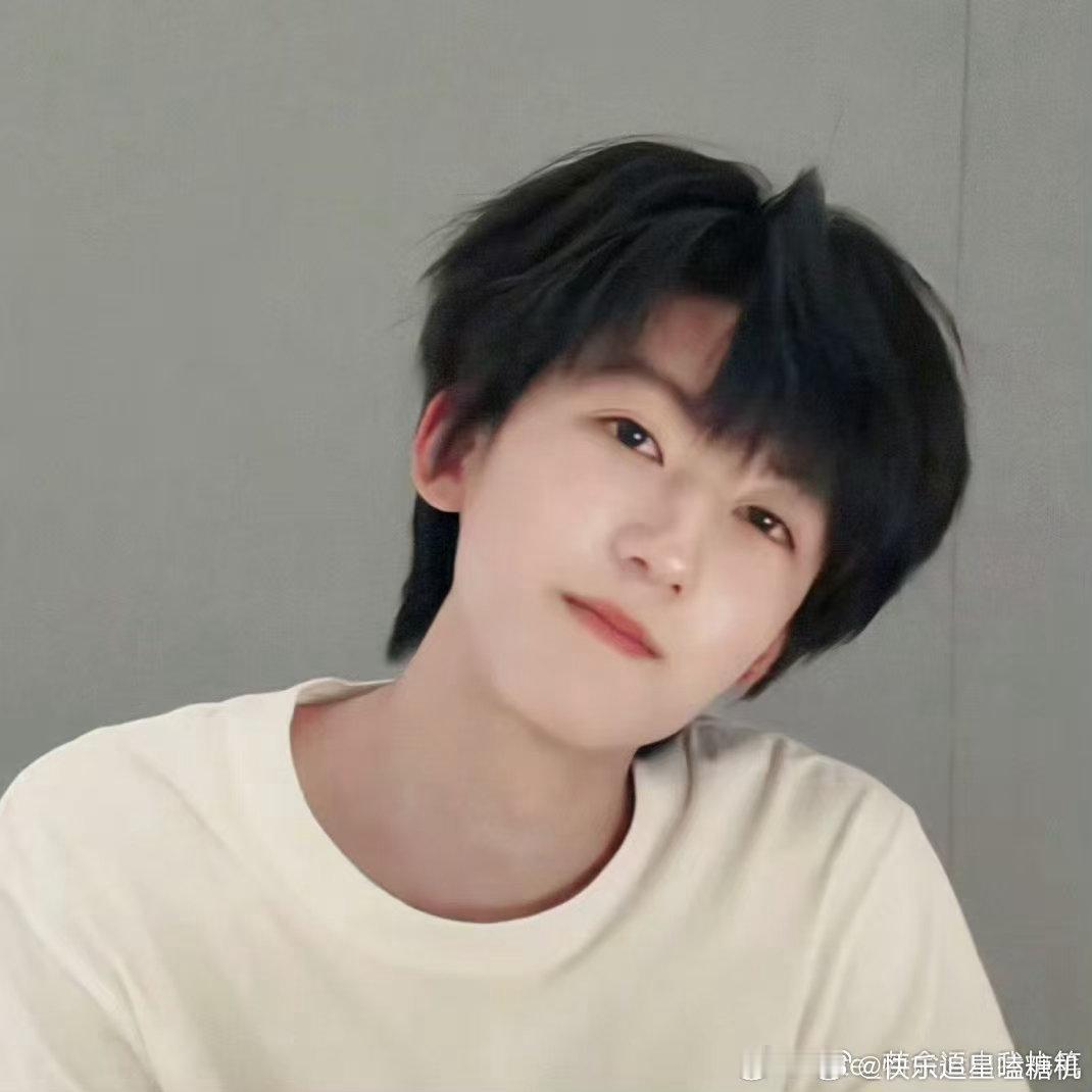 杨博文从小就是齐刘海 从小就是齐刘海大眼睛这个配置，杨博文的软萌气质真的是天生的