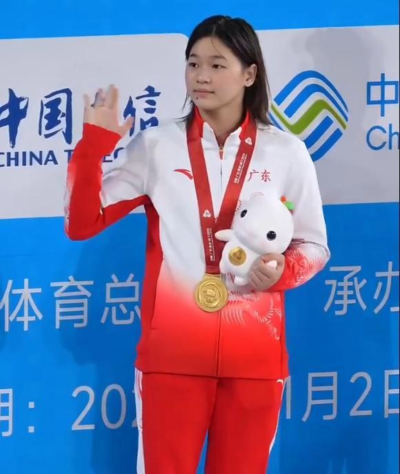 全红婵最牛的一点就是，
核心优势极其恐怖，
明明体重比搭档大，却比搭档跳跳得更好