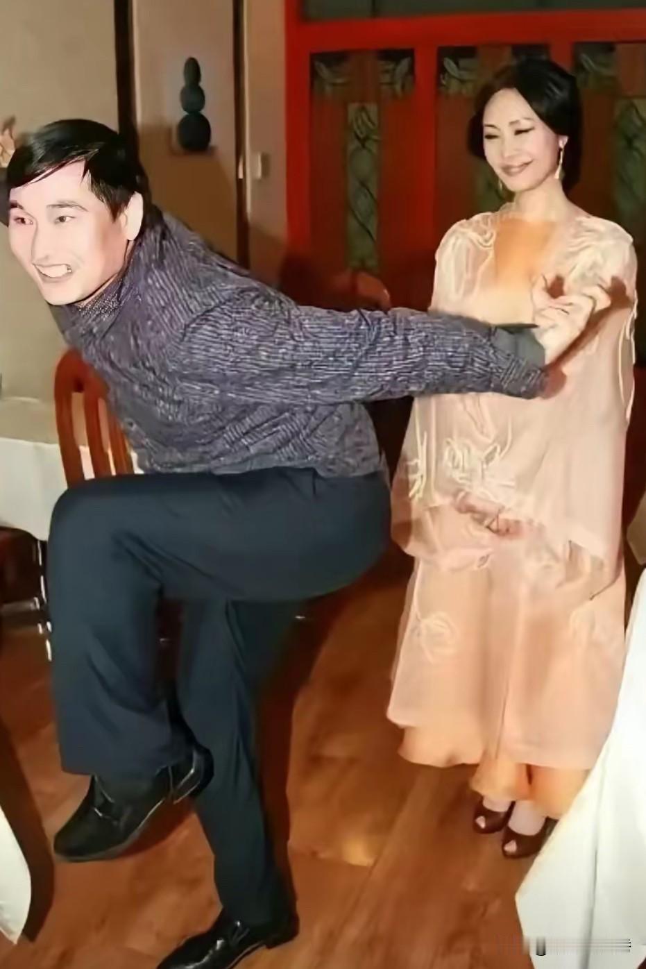 他们两个“契合度”非常高，于文华眉眼中透着对他的欣赏！

于文华，一身橙色连衣裙