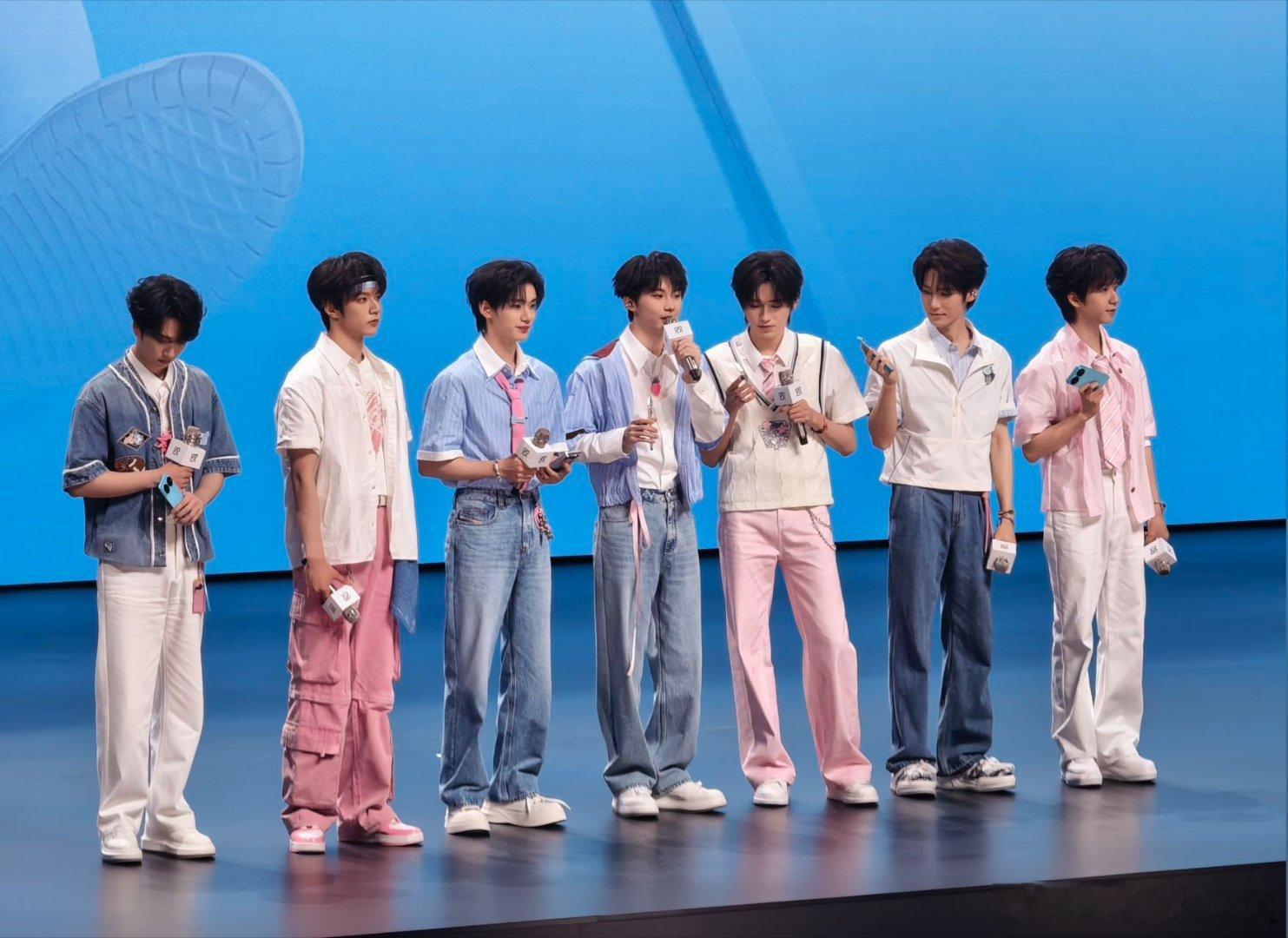 时代少年团从未见过的侧颜神图时代少年团合体永远能带来新鲜感 这个侧颜同框值得载入