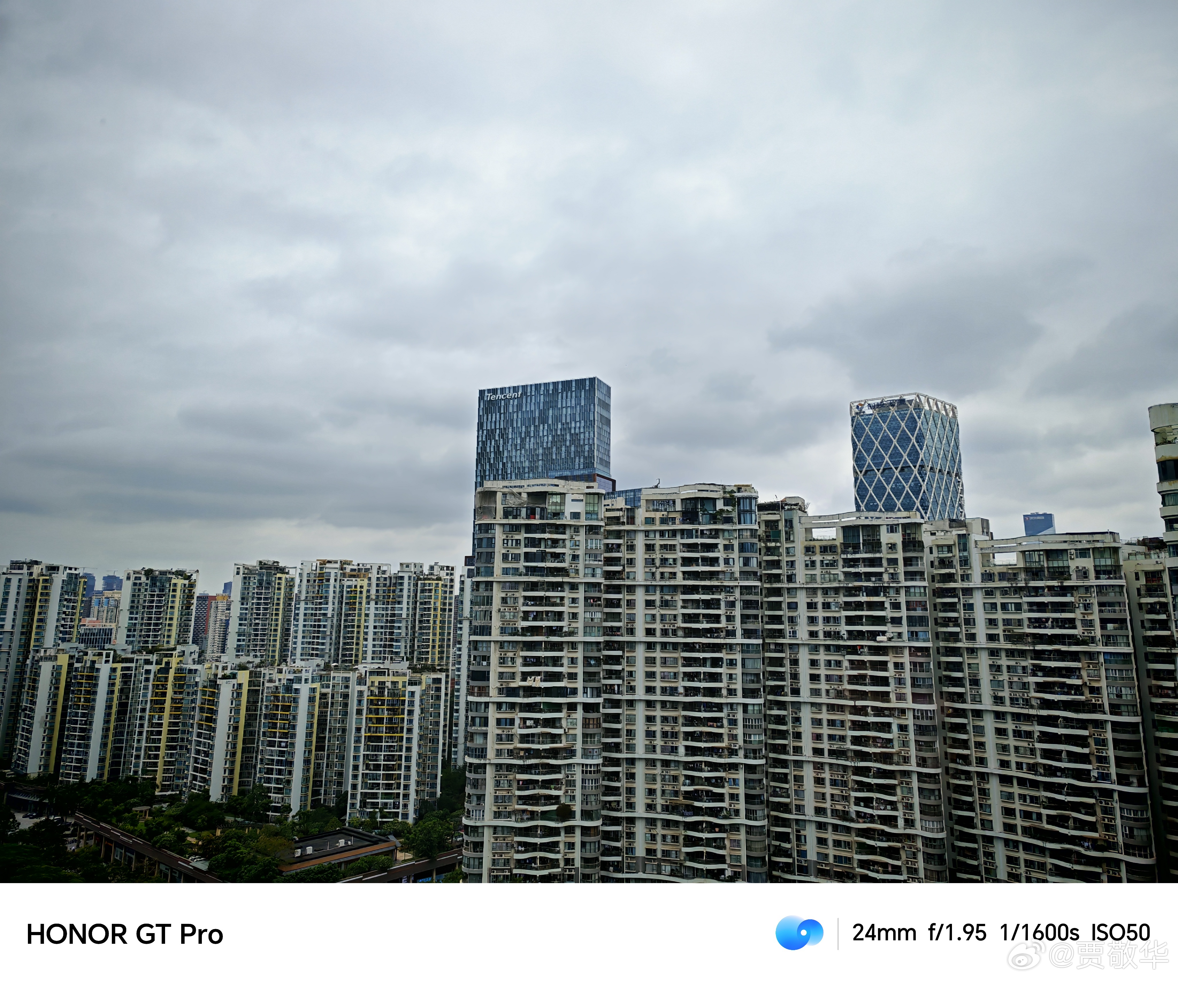 刚才无意中看到了腾讯大厦，没想到这次住的酒店距离鹅厂那么近。试了一下荣耀GT P