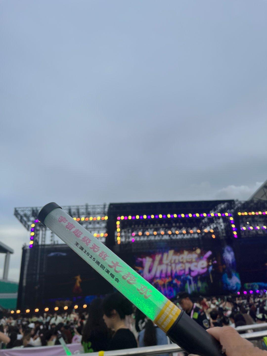 王源宇宙超级无敌大狂欢巡演王源广州演唱会期待开场。[嘻嘻][嘻嘻] ​​​