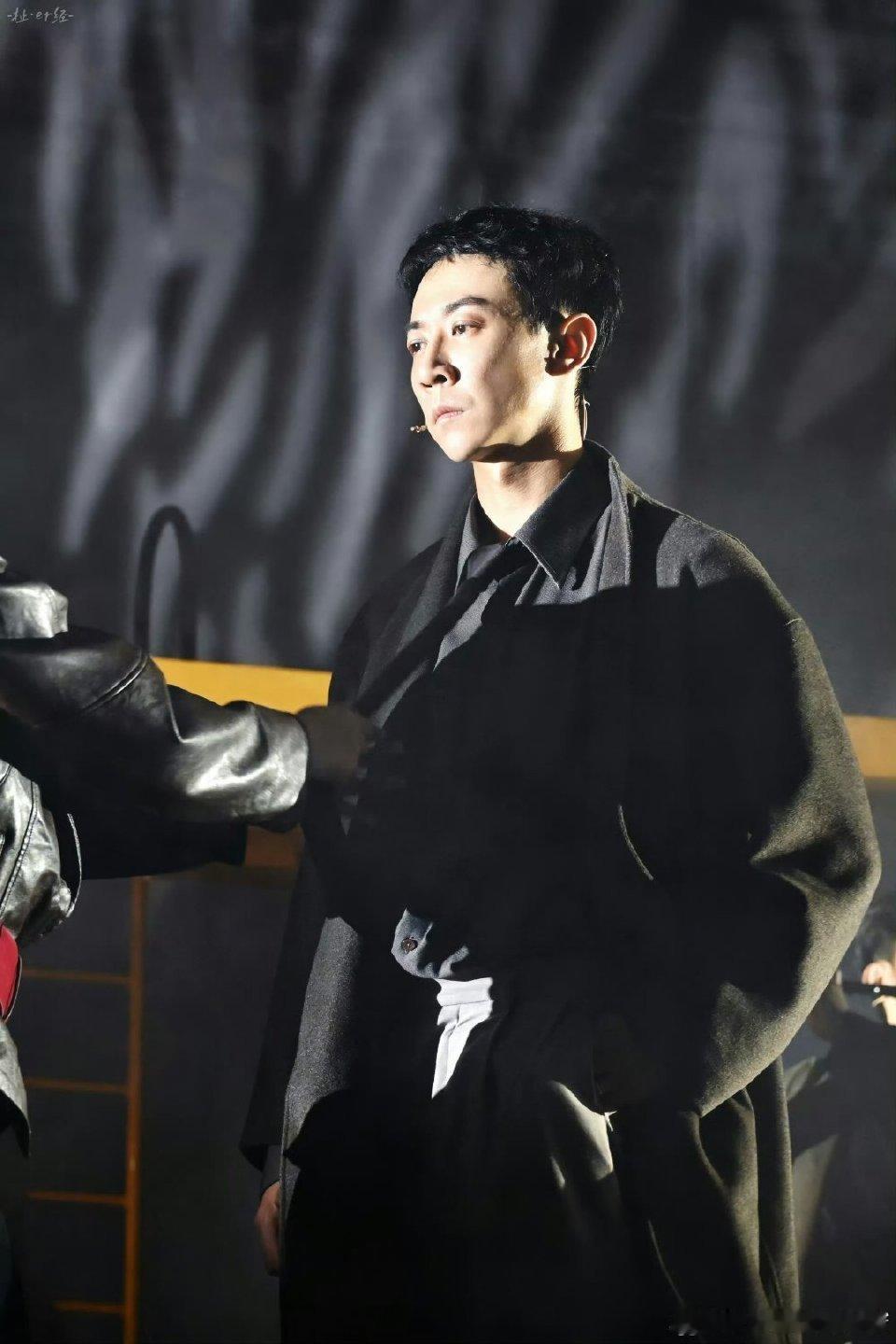 张维伊回应小城大事造型 张维伊聊《小城大事》造型，称夸张的中分长发并非猎奇，而是