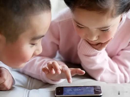 孩子手机成瘾，约定规则确实是个好办法。现在好多孩子沉迷手机，让家长头疼不已。强硬