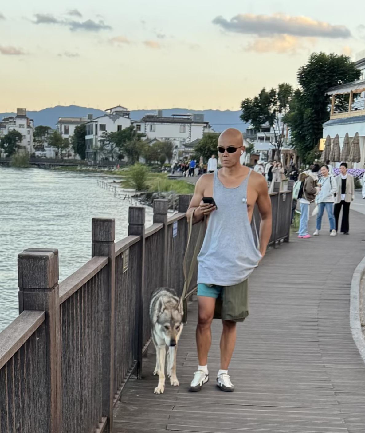 51岁乐嘉在云南洱海遛狗散步被偶遇，他一个人牵着一条捷克狼犬，穿衣打扮朴素随性，