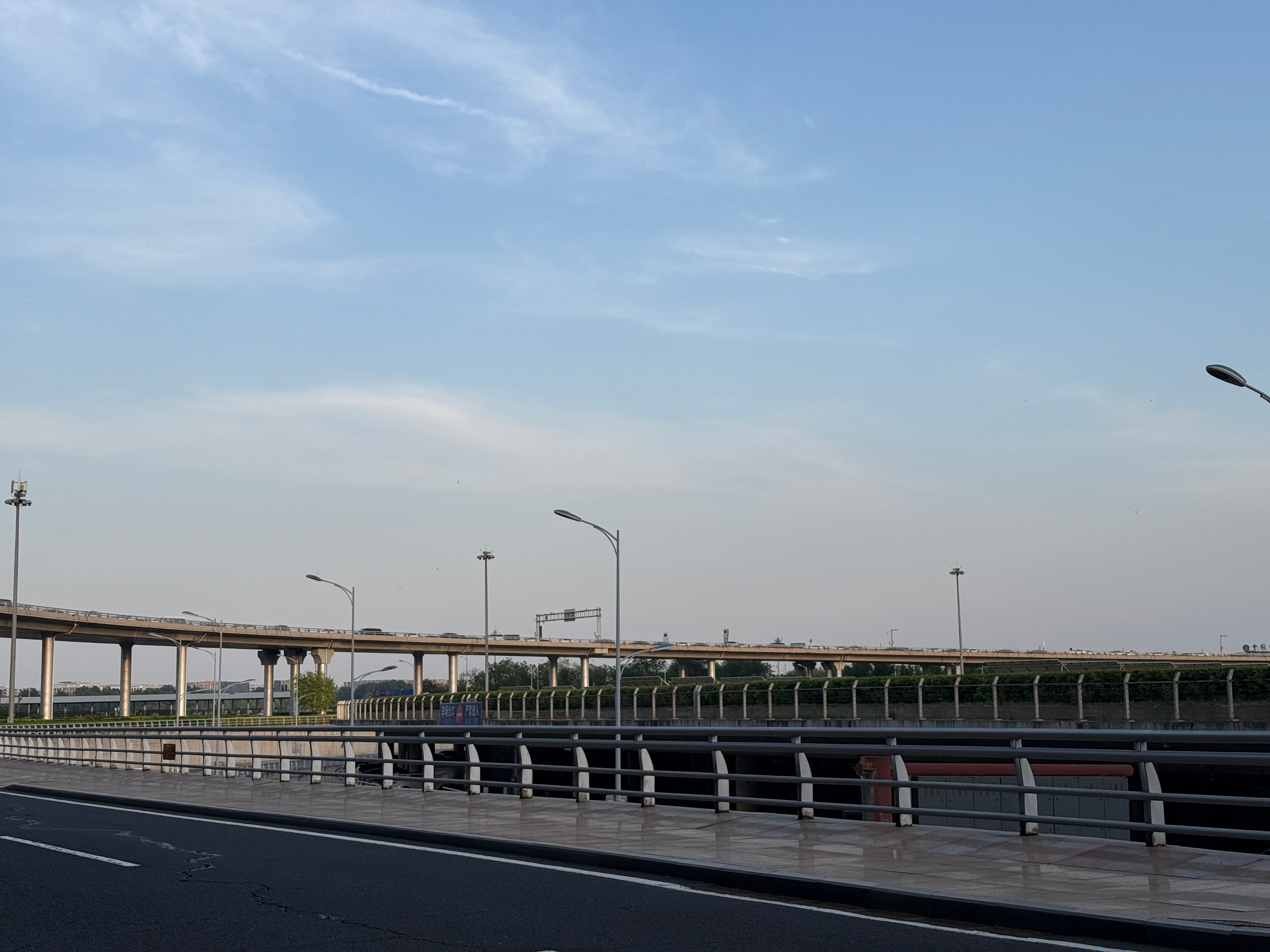 机场已堵爆了，出发层的车都排到匝道上了还好遇见一个老师傅，熟悉T3，送我到楼下的