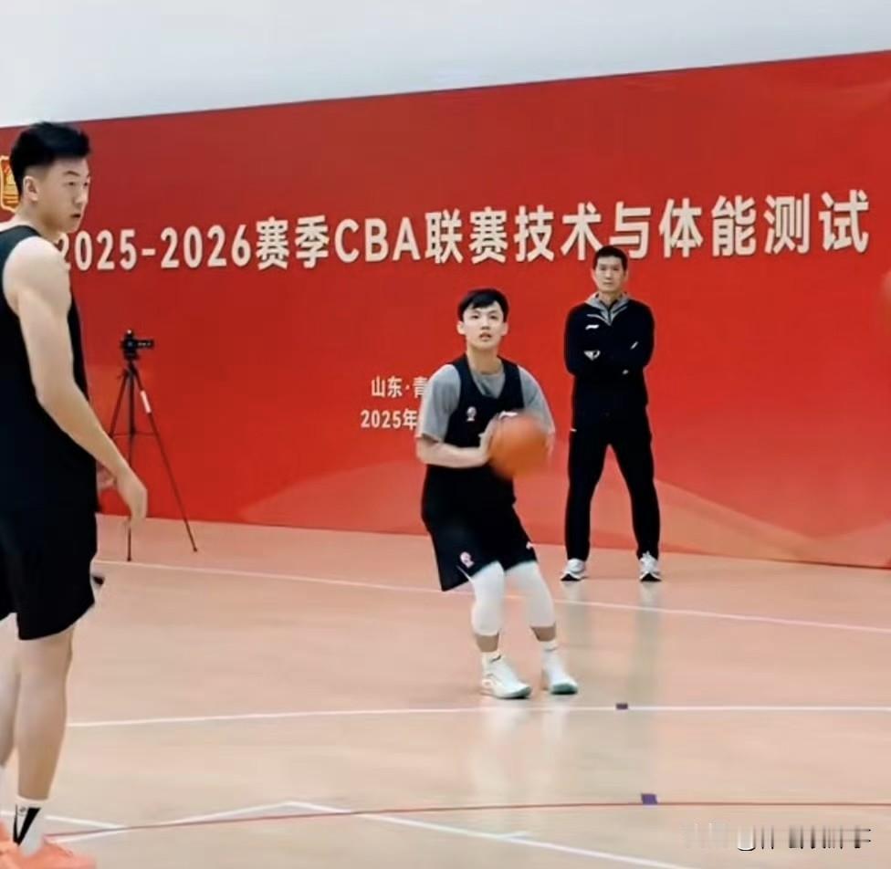 徐杰果然还是稳啊，三分球越来越稳定了。
体测三分投篮连中15个，新赛季看来要成为