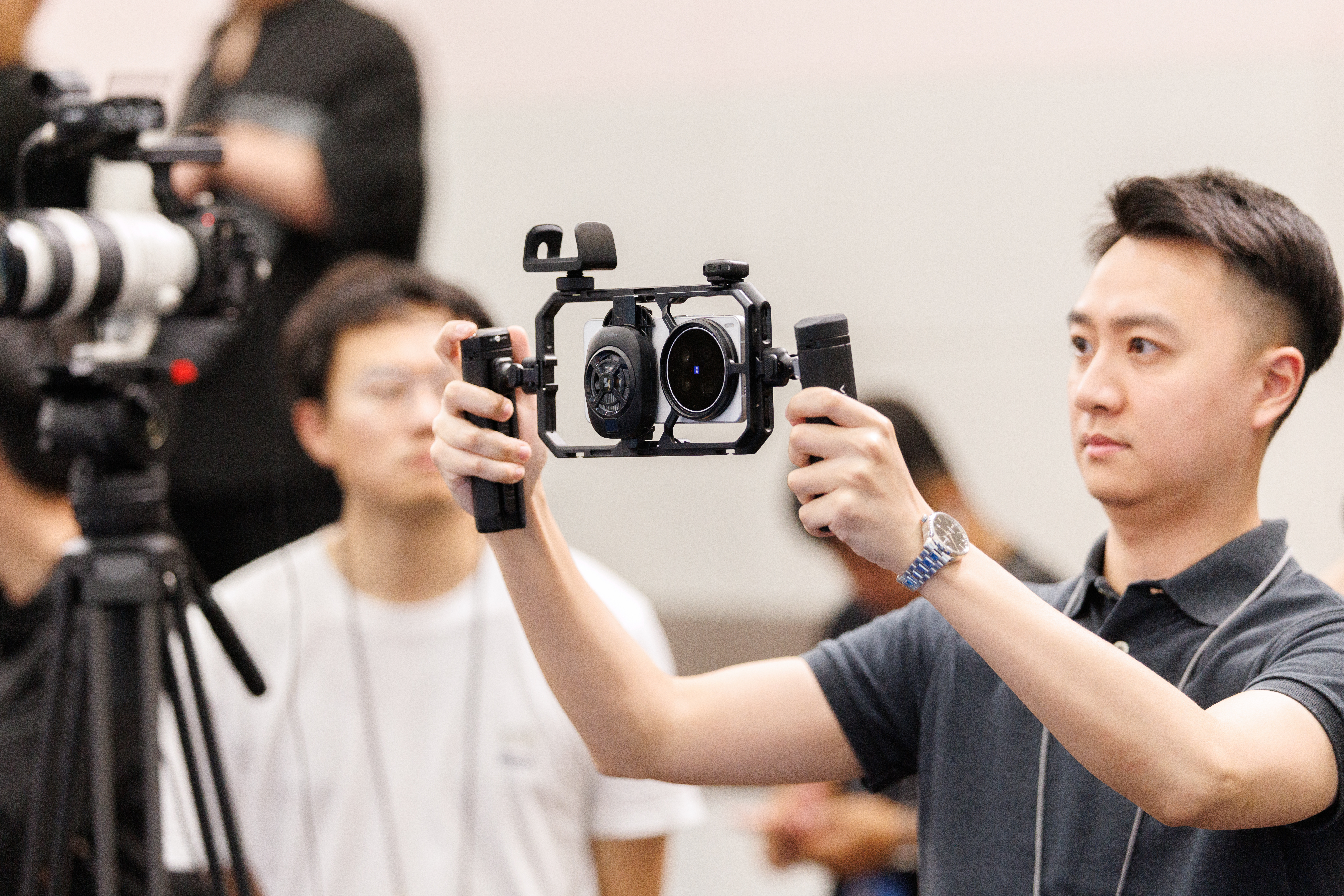 看到媒体老师们vivo X300 Ultra专业V单 的视频拓展套件「兔笼」都用