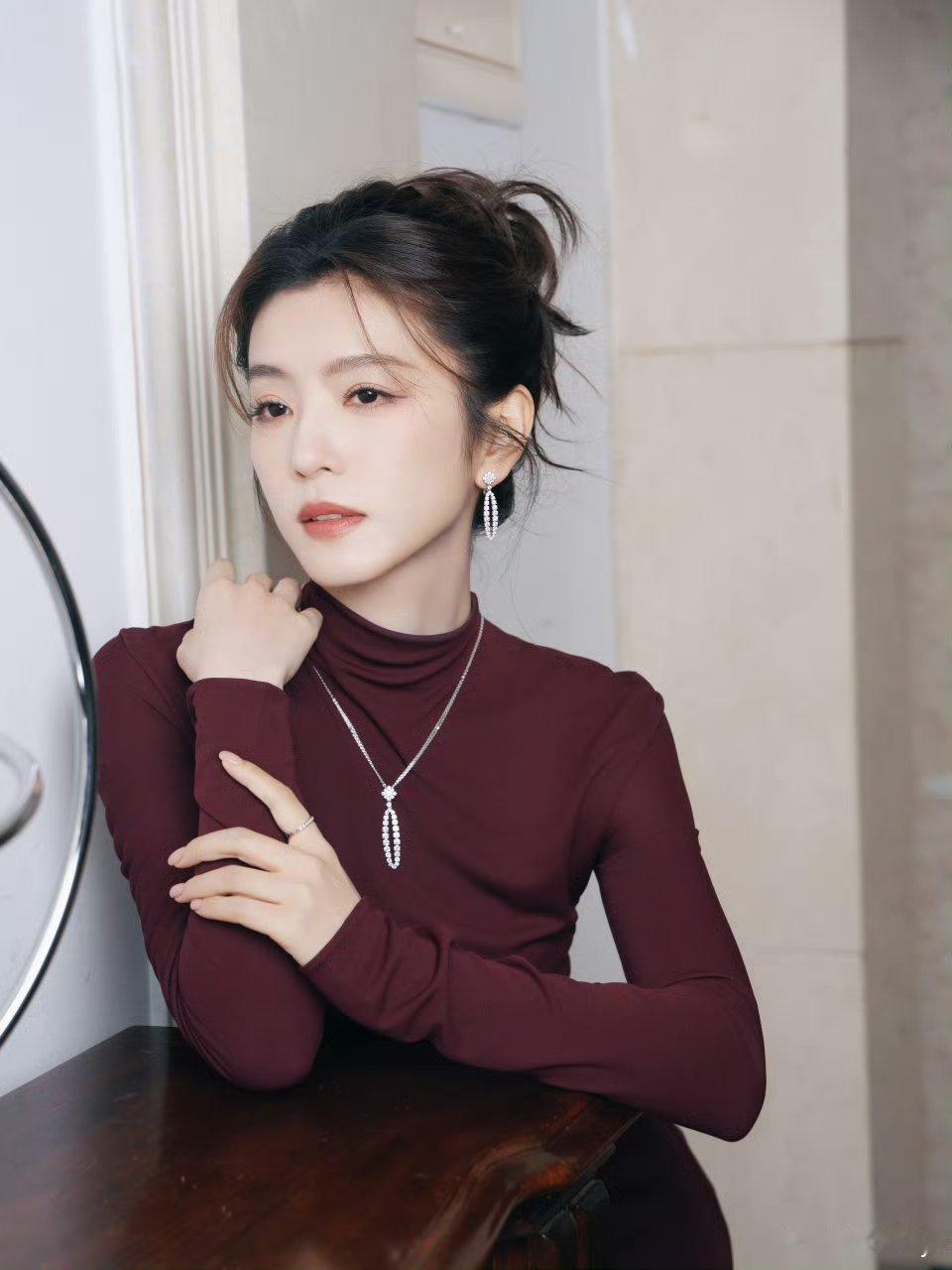 李云霄 高智御姐 李云霄完全就是很适合红色系的造型，这一回简直就是我的高智御姐，