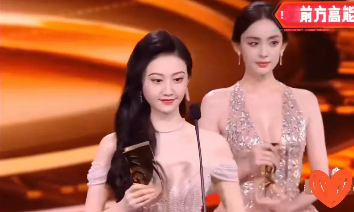 景甜本身就自带美感，和娜扎同框时，两人各有韵味，美得完全不一样！ 