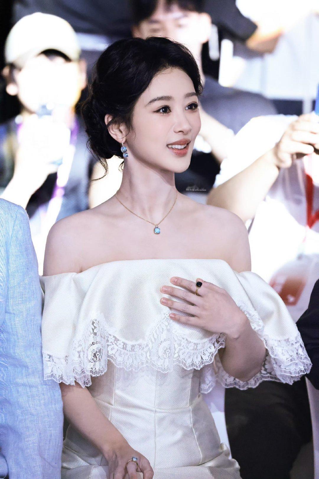 杨紫采访都会和粉丝报备杨紫说2026会多多见面 杨紫提到21号自己在国外的行程 