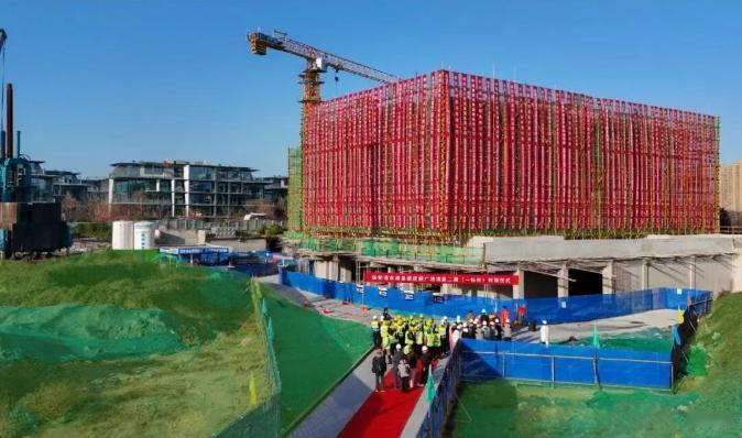 日前，随着最后一方混凝土浇筑完成，西安长安区的豪宅项目“绿城·清水湾二期(一标段