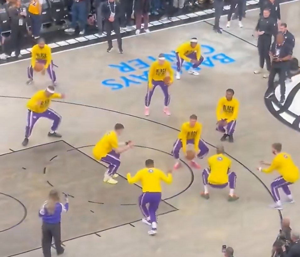 他们在干嘛这是什么奇怪的开球仪式