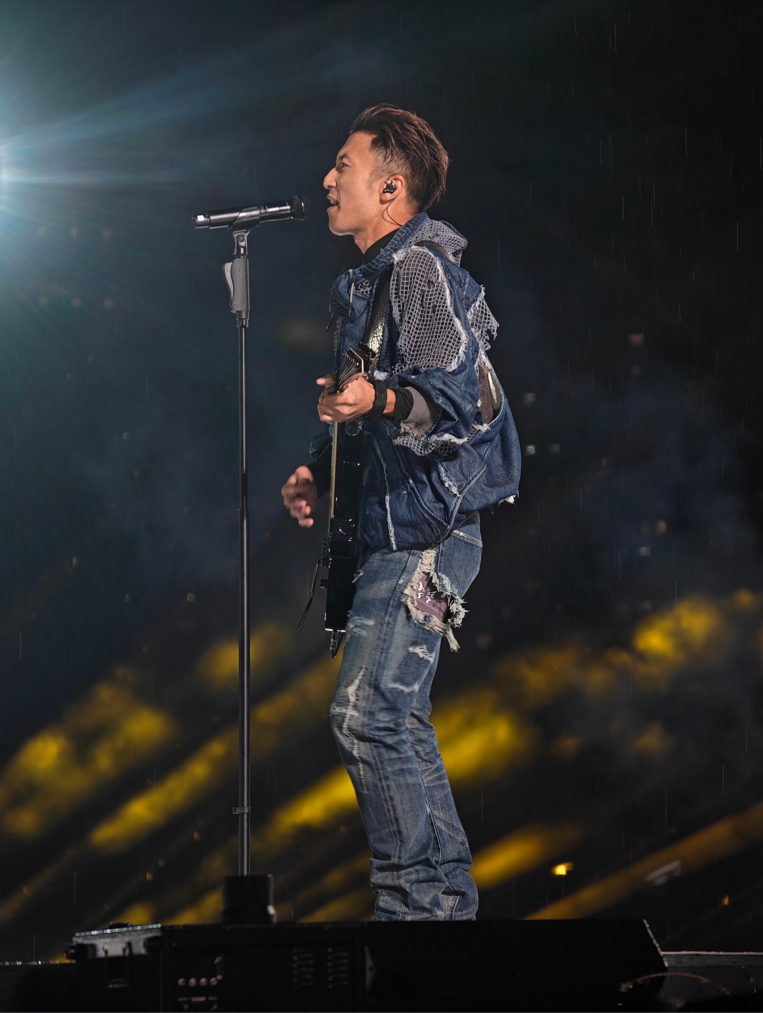 章子怡来看谢霆锋演唱会 刷到章子怡现身谢霆锋演唱会的画面，休闲装扮低调随性，在人