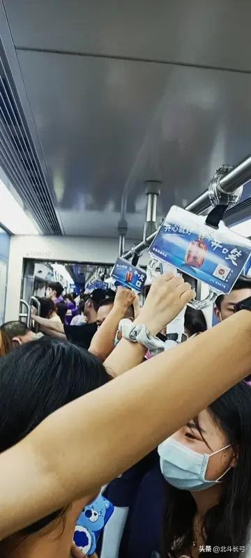 今晚聊一个残酷的话题：
你知道头条里，每天有多少人在和我们竞争吗？
 
【北斗长