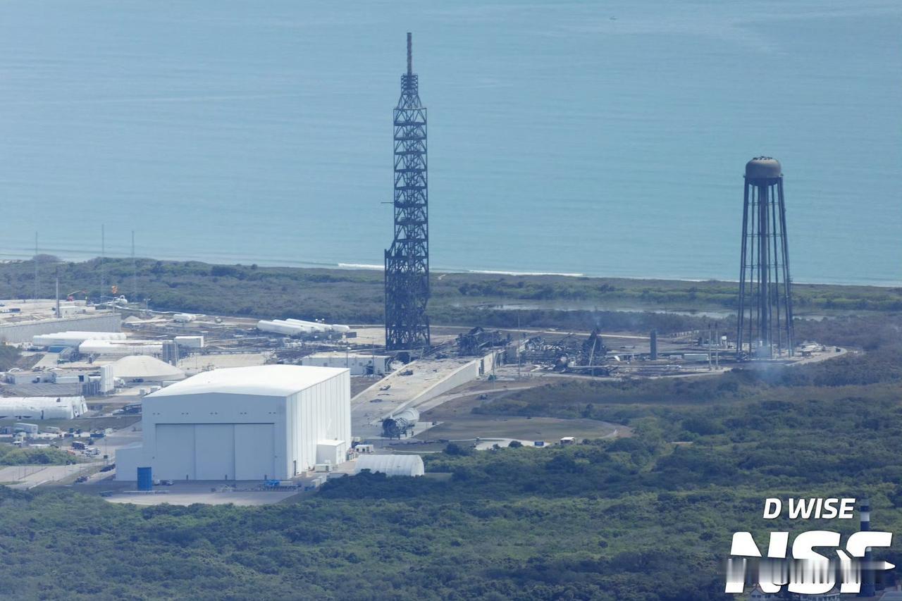 美国卡角发射基地 LC-36 发射工位在昨晚新格伦号静态点火测试中爆炸后的现场图