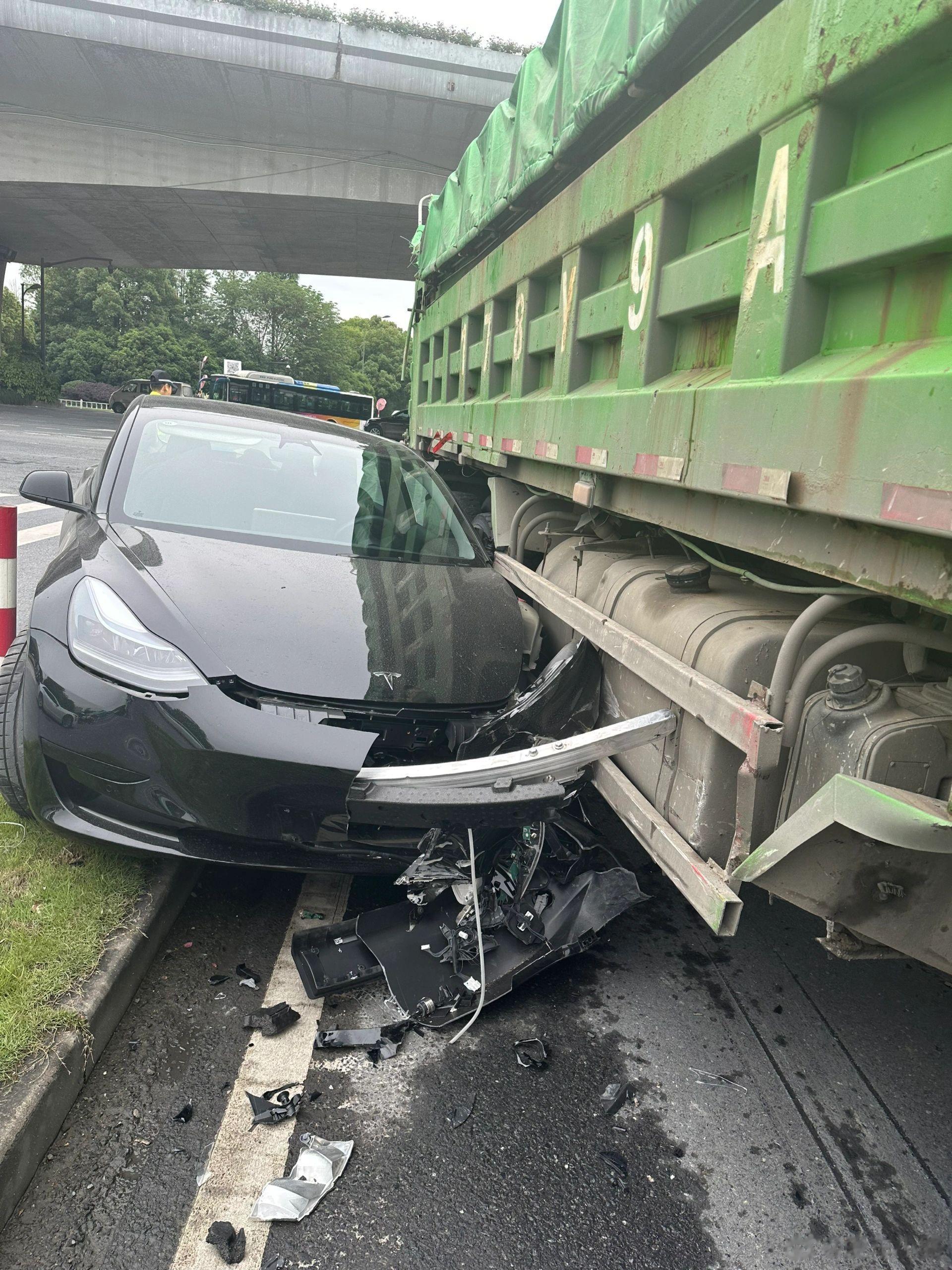 开车的小伙伴们，切记远离大货车…… ​​​