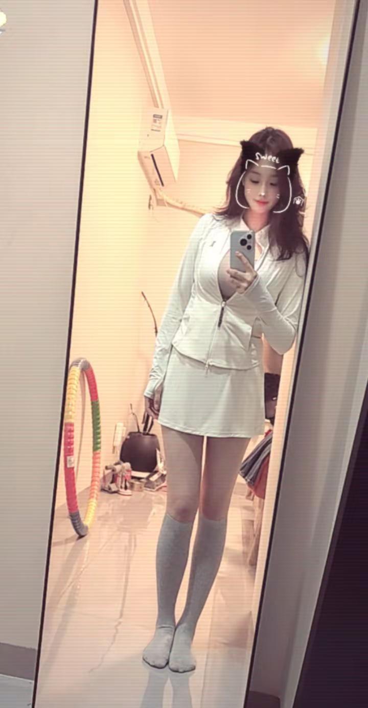 尝试不同的穿搭风格。