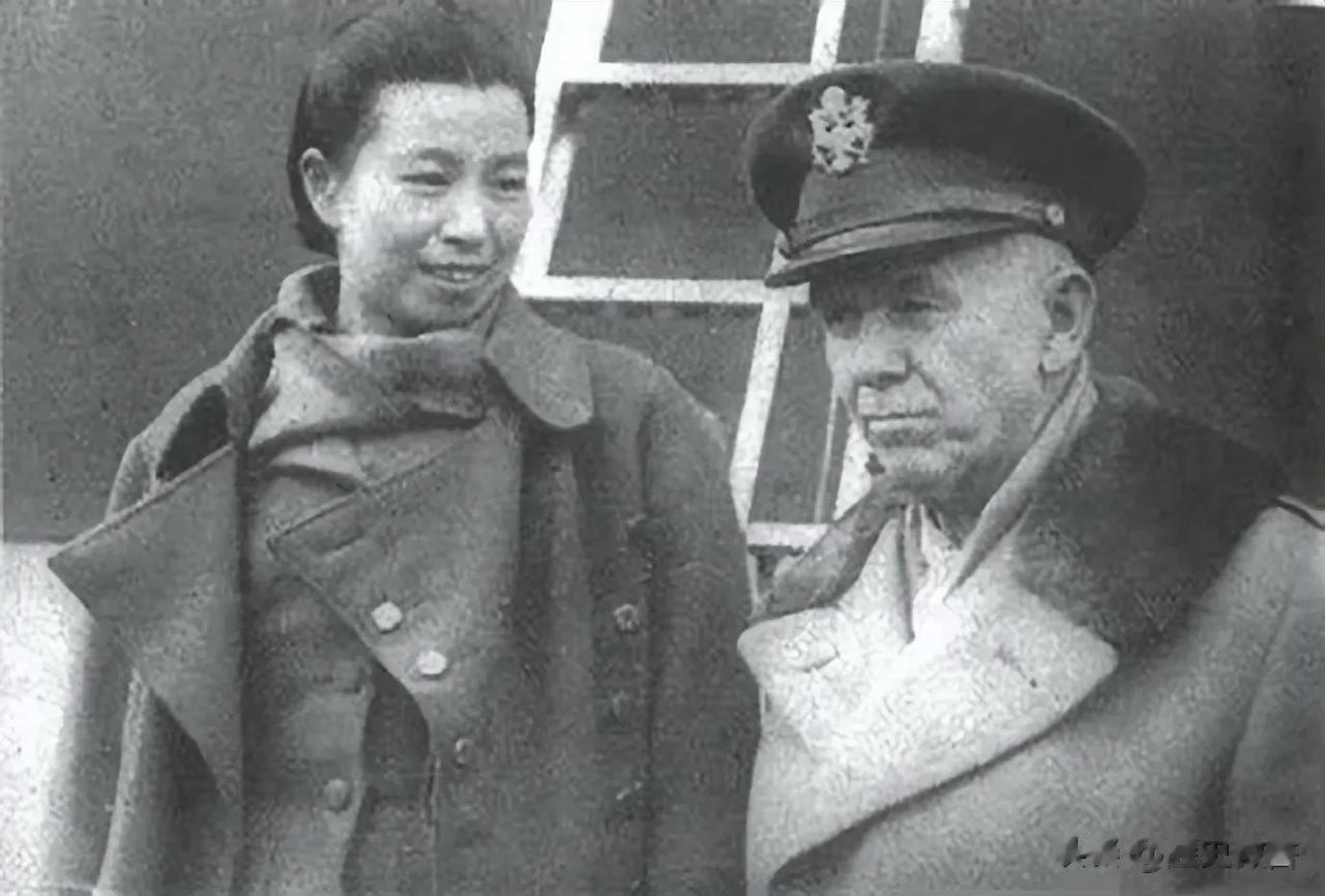 1946年冬，延安，32岁的江青与马歇尔将军。